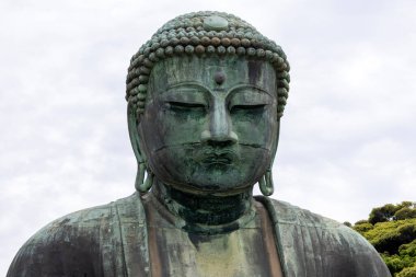 Kamakura, Japonya- 14 Mayıs 2024: Kamakura, Japonya 'daki Kamakura tapınağındaki Kamakura Daibutsu heykeli