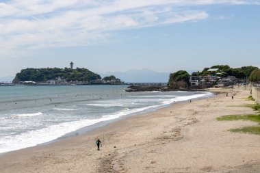 Kamakura, Japonya - 14 Mayıs 2024: Enoshima Adası ve Kamakura, Japonya 'da bulunan Koshigoe kıyıları. Tokyo bölgesinin en ünlü turistik yerlerinden biridir..