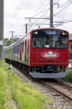 Shimoyoshida, Japonya - 15 Mayıs 2024: Fujikyu treni Japonya 'daki Shimoyoshida İstasyonu' na yaklaşıyor.