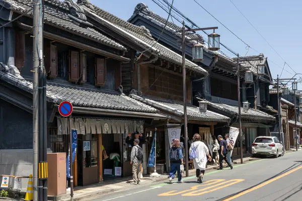 Kawagoe, Japonya- 17 Mayıs 2024: Turistler ve yerel halk Kawagoe, Japonya 'daki eski bir depo olan dükkanlar ve dükkanlar boyunca yürüyorlar..