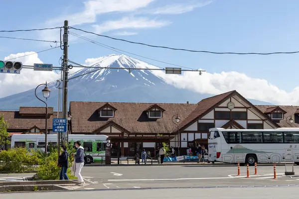 Kawaguchiko, Japonya- 16 Mayıs 2024: Kawaguchiko istasyonu ve Japonya 'da Fuji Dağı. Kawaguchiko İstasyonu Fujikyu Demiryolu Hattı 'nın son durağıdır.