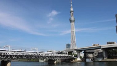 Tokyo, Japonya - 18 Mayıs 2024: Tokyo 'daki Sumida Nehri' nden Tokyo Skytree 'nin görüntüsü. 2010 yılında Japonya 'nın en yüksek kulesi oldu ve 634 metre yüksekliğe ulaştı.