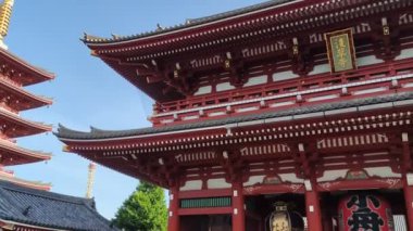 Tokyo, Japonya - 18 Mayıs 2024: Tokyo 'daki Sensoji tapınağını ziyaret eden kimliği belirsiz kişiler. Sensoji tapınağı Asakusa 'nın en ünlü yeridir..