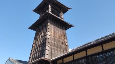 Kawagoe, Japonya- 17 Mayıs 2024: Japonya 'nın Saitama ilindeki Kawagoe şehri. Time 's Bell adında çan kulesi olan küçük bir caddenin manzarası.