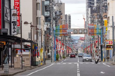 Nagoya, Japonya - 9 Mayıs 2024: Nagoya şehir merkezinde sokak manzarası. Nagoya, Japonya 'nın Aichi ilinin başkenti, Honshu' nun merkezinde bir üretim ve nakliye merkezidir.