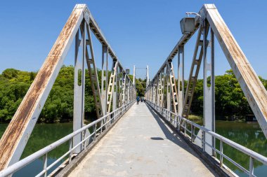 Okayama, Japonya - 10 Mayıs 2024: Okayama City, Japonya 'daki Asahi nehri üzerindeki Tsukimi köprüsü. Okayama 'daki Tsukimi-bashi köprüsü Okayama Kalesi ve Korakuen' i birbirine bağlıyor.