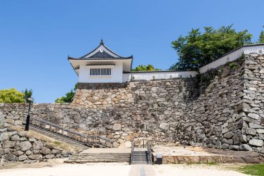 Okayama, Japonya - 10 Mayıs 2024 Okayama Kalesi 'nin Akazu-no-Mon kapısı. Bu büyük kale kapısı ana katın girişi olarak güçlendirildi.