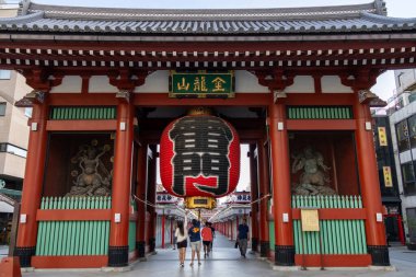 Tokyo, Japonya - 11 Mayıs 2024: Senso-ji tapınağı Tokyo, Japonya 'da Kaminarimon kapısı. Bu kapı turistler arasında çok popüler..