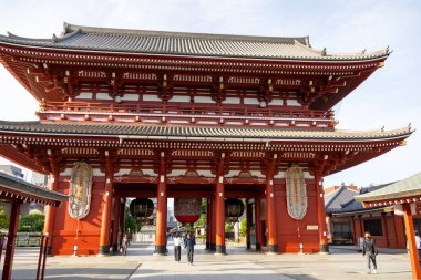 Tokyo, Japonya - 11 Mayıs 2024: Asakusa Dera Senso-ji Tokyo 'daki en eski Budist tapınağıdır. Aslen 645 yılında kurulmuş olup, Asakusa bölgesinin merkezini oluşturur..