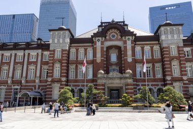 Tokyo, Japonya - 11 Mayıs 2024 Tokyo İstasyonu şehir manzaralı güzel bir bina, burası Tokyo, Japonya 'daki en eski ve en güzel tren istasyonu.