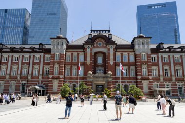 Tokyo, Japonya... 11 Mayıs 2024 Tokyo tren istasyonunun güzel mimarisi. Burası Tokyo, Japonya 'daki en eski ve en güzel tren istasyonu.