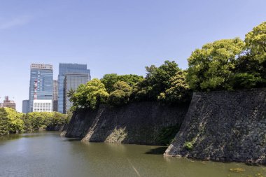 Tokyo, Japonya - 11 Mayıs 2024: Tokyo 'daki İmparatorluk Sarayı' nın doğu bahçelerini çevreleyen nehir. Tokyo İmparatorluk Sarayı, Japonya İmparatoru 'nun ana sarayıdır.