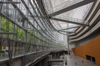 Tokyo, Japonya - 13 Mayıs 2024: Japonya 'daki Tokyo Uluslararası Forum' un halka açık salonu. Modern mimarinin harika bir örneği..