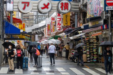 Tokyo, Japonya - 13 Mayıs 2024: Tokyo, Japonya 'daki Ameyoko market mahallesi. Ameyoko Alışveriş Sokağı yükseltilmiş demiryolu hattının altında bir mağaza koleksiyonudur..