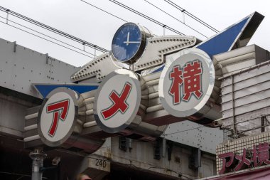 Tokyo, Japonya - 13 Mayıs 2024: Tokyo, Japonya 'daki Ameyoko market mahallesi. Ameyoko Alışveriş Sokağı yükseltilmiş demiryolu hattının altında bir mağaza koleksiyonudur..