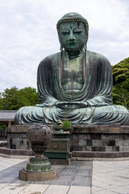 Kamakura, Japonya- 14 Mayıs 2024: Kamakura, Japonya 'daki Kamakura tapınağındaki Kamakura Daibutsu heykeli