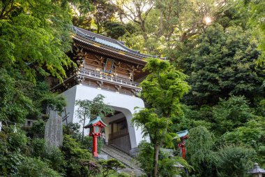 Kamakura, Japonya - 14 Mayıs 2024: Enoshima Tapınak Alanı, Japonya. Bu kapının adı Zuishinmon. Saf ruh anlamına gelebilir.