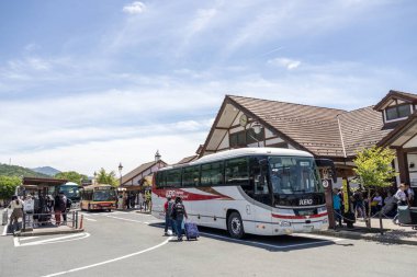 Kawaguchiko, Japonya - 15 Mayıs 2024: Kawaguchiko İstasyonu birçok tren ve otobüs hattına bağlıdır ve Fuji Dağı 'nın arka planıyla önemli bir turizm merkezidir..