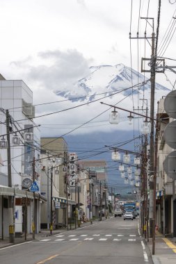 Shimoyoshida, Japonya - 15 Mayıs 2024: Shimoyoshida Honcho Caddesi 'nden Fuji Dağı' na doğru bakın. Bu yol Fuji Dağı 'nı ve şehri birbirine bağlar.