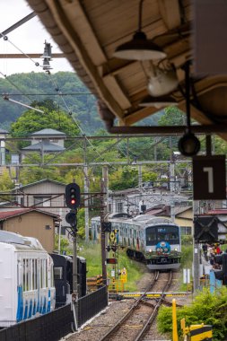 Shimoyoshida, Japonya - 15 Mayıs 2024: Fujikyu treni Japonya 'daki Shimoyoshida İstasyonu' na yaklaşıyor.