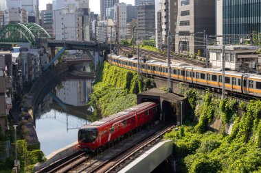 Tokyo, Japonya - 18 Mayıs 2024: Tokyo 'da Ochanomizu Tren İstasyonu ve Kanda Nehri yakınlarındaki tren kavşağı. Tokyo 'da Ochanomizu Tren İstasyonu ve Nehir Kanda kavşağı