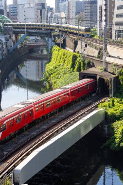 Tokyo, Japonya - 18 Mayıs 2024: Tokyo 'da Ochanomizu Tren İstasyonu ve Kanda Nehri yakınlarındaki tren kavşağı. Tokyo 'da Ochanomizu Tren İstasyonu ve Nehir Kanda kavşağı