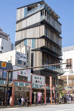 Tokyo, Japonya - 18 Mayıs 2024: Asakusa Kültür Turizm Bilgi Merkezi Tokyo, Japonya 'da Sensoji' nin tam önünde yer almaktadır. Tokyo 'daki en büyük turizm bilgi merkezlerinden biridir.
