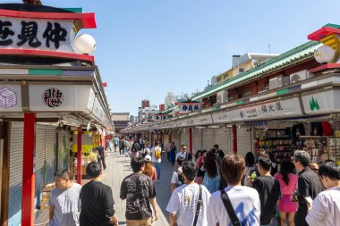 Tokyo, Japonya- 18 Mayıs 2024: Turist ve yerel halk Nakamise Dori Caddesi 'ni Asakusa, Tokyo' daki Senso-ji tapınağına doğru sürdü.