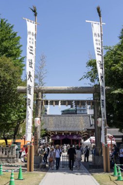 Tokyo, Japonya - 18 Mayıs 2024: Tokyo 'daki Sensoji tapınağını ziyaret eden kimliği belirsiz kişiler. Sensoji tapınağı Asakusa 'nın en ünlü yeridir..