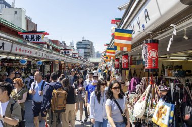 Tokyo, Japonya- 18 Mayıs 2024: Turist ve yerel halk Nakamise Dori Caddesi 'ni Asakusa, Tokyo' daki Senso-ji tapınağına doğru sürdü.