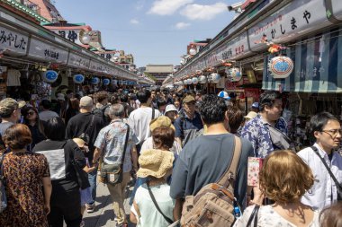 Tokyo, Japonya- 18 Mayıs 2024: Turist ve yerel halk Nakamise Dori Caddesi 'ni Asakusa, Tokyo' daki Senso-ji tapınağına doğru sürdü.