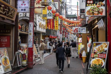 Yokohama, Japonya - 19 Mayıs 2024: Yokohama Çin Mahallesi, Japonya 'ya turistler ziyaret etti. Japoncada Yokohama Chukagai olarak adlandırılır ve Japonya 'daki üç Çin mahallesinden biridir..