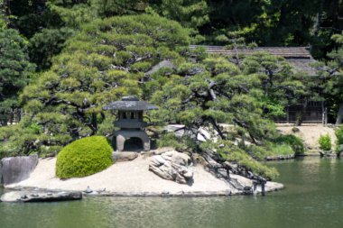 Okayama, Japonya- 10 Mayıs 2024: Korakuen, Japon bahçesi Okayama 'da. Japonya 'nın üç büyük bahçesinden biridir.