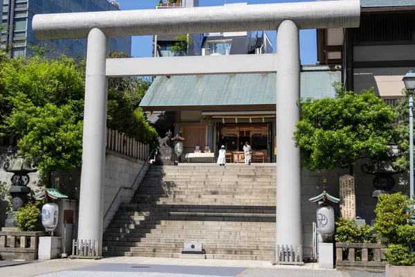 Tokyo, Japonya - 11 Mayıs 2024: Tokyo, Japonya 'daki Shiba Daijingu Tapınağı. 1.000 yıllık tarihi olan bir tapınak. Adı da 