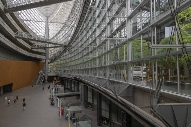 Tokyo, Japonya - 13 Mayıs 2024: Japonya 'daki Tokyo Uluslararası Forum' un halka açık salonu. Modern mimarinin harika bir örneği..