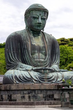 Kamakura, Japonya- 14 Mayıs 2024: Kamakura, Japonya 'daki Kamakura tapınağındaki Kamakura Daibutsu heykeli
