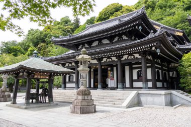 Kamakura, Japonya - 14 Mayıs 2024: Kamakura, Japonya 'daki Hasedera tapınağının görüntüsü. Hasedera tapınağı 11 başlı Kannon heykeliyle ünlüdür.