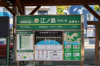 Kamakura, Japonya- 14 Mayıs 2024 Enoshimo İstasyonu Banner of Enoshima Electric Railway hattı. Kamakura İstasyonu 'nu Fujisawa İstasyonu' na bağlayan bir Japon demiryoludur..