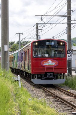 Shimoyoshida, Japonya - 15 Mayıs 2024: Fujikyu treni Japonya 'daki Shimoyoshida İstasyonu' na yaklaşıyor.