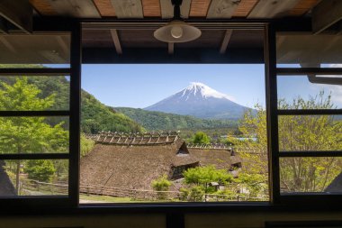 Kawaguchiko, Japonya- 16 Mayıs 2024: Saiko Iyashi no Sato Nenba veya Kawaguchiko, Japonya 'daki Geleneksel Japon Köyü. Burası Fuji Dağı 'na yakın eski çiftlik evlerini birleştirmek için güzel bir yer.