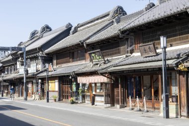 Kawagoe, Japonya- 17 Mayıs 2024: Japonya 'da yürüyen cadde. Kawagoe 'nin en önemli yeri Küçük Edo olarak da bilinen iyi korunmuş Koedo bölgesidir.
