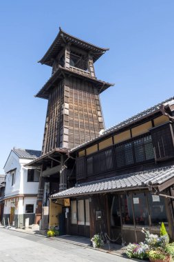 Kawagoe, Japonya- 17 Mayıs 2024: Japonya 'nın Saitama ilindeki Kawagoe şehri. Time 's Bell adında çan kulesi olan küçük bir caddenin manzarası.