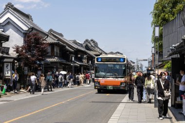 Kawagoe, Japonya- 17 Mayıs 2024: Turistler ve yerel halk Kawagoe, Japonya 'daki eski bir depo olan dükkanlar ve dükkanlar boyunca yürüyorlar..