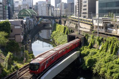Tokyo, Japonya - 18 Mayıs 2024: Tokyo 'da Ochanomizu Tren İstasyonu ve Kanda Nehri yakınlarındaki tren kavşağı. Tokyo 'da Ochanomizu Tren İstasyonu ve Nehir Kanda kavşağı