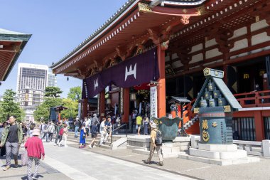 Tokyo, Japonya - 18 Mayıs 2024: Tokyo 'daki Sensoji tapınağını ziyaret eden kimliği belirsiz kişiler. Sensoji tapınağı Asakusa 'nın en ünlü yeridir..