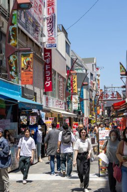 Tokyo, Japonya - 18 Mayıs 2024: Tokyo 'daki Ueno Bölgesi' nde Ameyoko pazarı. Ameyoko bir zamanlar Amerikan deniz piyadelerinin eğlence bölgesiydi şimdi ise egzotik bir Asya pazarı..