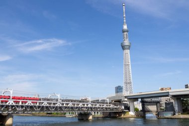 Tokyo, Japonya - 18 Mayıs 2024: Tokyo 'daki Sumida Nehri' nden Tokyo Skytree 'nin görüntüsü. 2010 yılında Japonya 'nın en yüksek kulesi oldu ve 634 metre yüksekliğe ulaştı.
