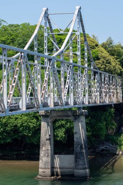 Okayama, Japonya - 10 Mayıs 2024: Okayama City, Japonya 'da Asahi Nehri üzerindeki Tsukimi köprüsü (Okayama kale kanalı). Okayama 'daki Tsukimi-bashi köprüsü Okayama Kalesi ve Korakuen' i birbirine bağlıyor.