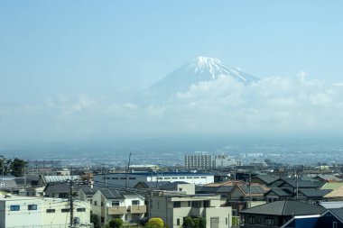 Fuji, Japonya- 8 Mayıs 2024: Japonya Fuji Dağı ve Fuji şehri manzarası. Bu şehir Shizuoka Bölgesi 'nin ana sanayi şehri olarak bilinir.