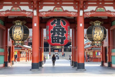 Tokyo, Japonya - 11 Mayıs 2024: Tokyo, Japonya 'daki Sensoji Asakusa Tapınağı Hozomon Kapısı. Hozomon iki büyük giriş kapısının içidir.